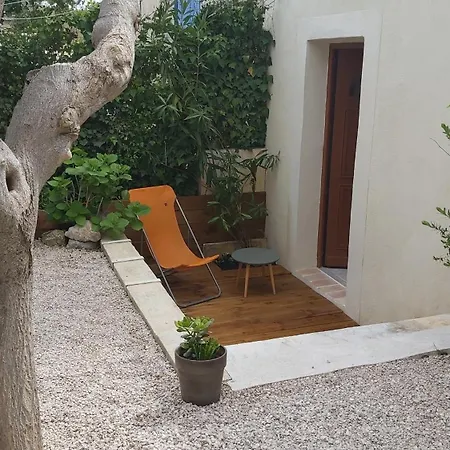 : La Petite Maison * Le Rove